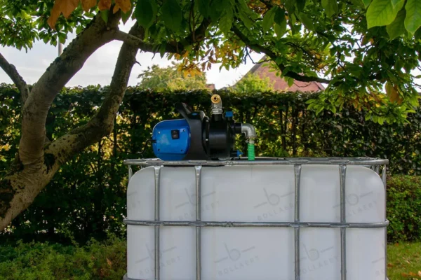 cuve-ibc-blanc-avec-pompe-220V-1000L-nettoye-palette-acier-plastique-vue-de-devant-dans-environnement-de-jardin.webp